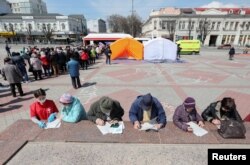 Люди ждут своей очереди на вакцинацию от коронавируса в Симферополе, Россия.