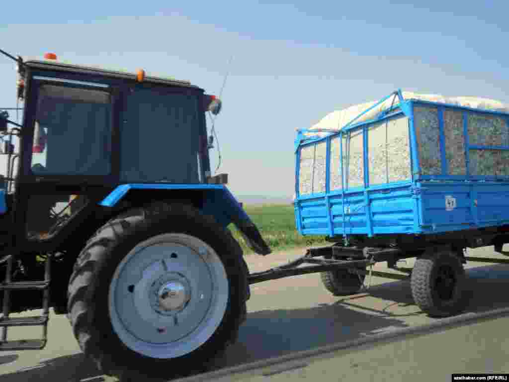 Pagtany daşap barýan traktor