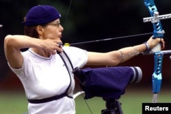 Актрисата Джина Дейвис по време на състезание по стрелба с лък Блумфийлд, Ню Джърси. Дейвис се класира сред 25-те най-добри жени стрелки с лък в САЩ, след като се е захванала със спорта преди малко повече от две години.