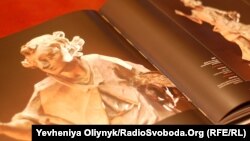 Альбом з фотографіями робіт Пінзеля