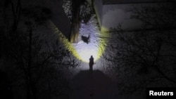 Перехожий у Києві під час масштабних відключень світла, 20 січня 2026 року