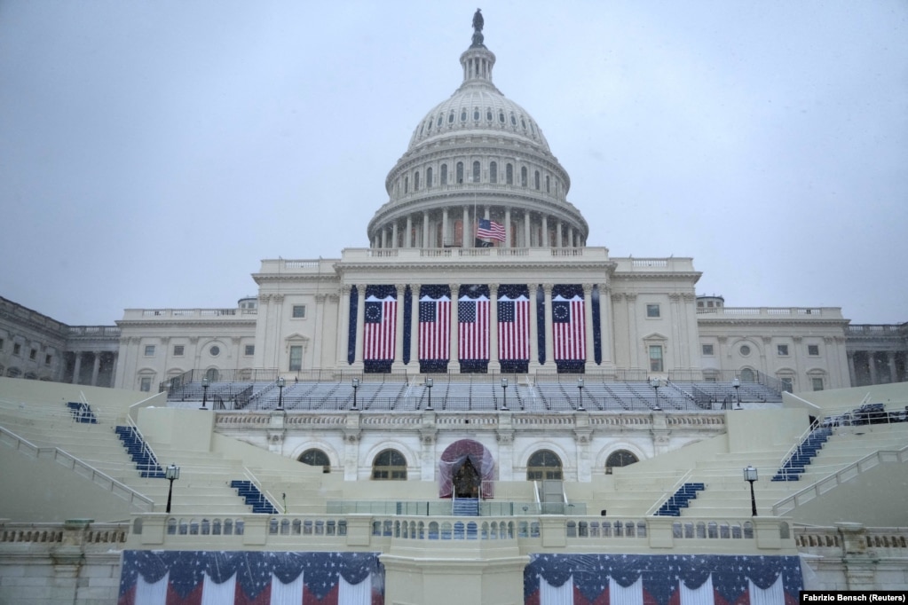 Një pamje e përgjithshme tregon frontin perëndimor të ndërtesës së Kapitolit të SHBA-së, gjatë reshjeve të borës, një ditë para inaugurimit të presidentit të zgjedhur amerikan, Donald Trump, për mandatin e dytë, në Uashington, SHBA, 19 janar 2025.