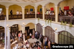  Вътрешността на постройката на Сточна гара по време на едно от предходните събития 