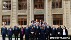 Իլհամ Ալիևը «Արևմտյան Ադրբեջանի համայնքի» վարչական շենքի մոտ, 2022թ.