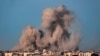 Чад се издигнува на зградите за време на израелското бомбардирање на Кан Јунис, Газа, 22 февруари 2024 година