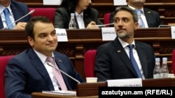 «Ուժեղ Հայաստան» խմբակցության պատգամավորներ Նարեկ Կարապետյանը և Արամ Վարդևանյանը Ազգային ժողովում, Երևան, 2-ը օգոստոսի, 2026թ.