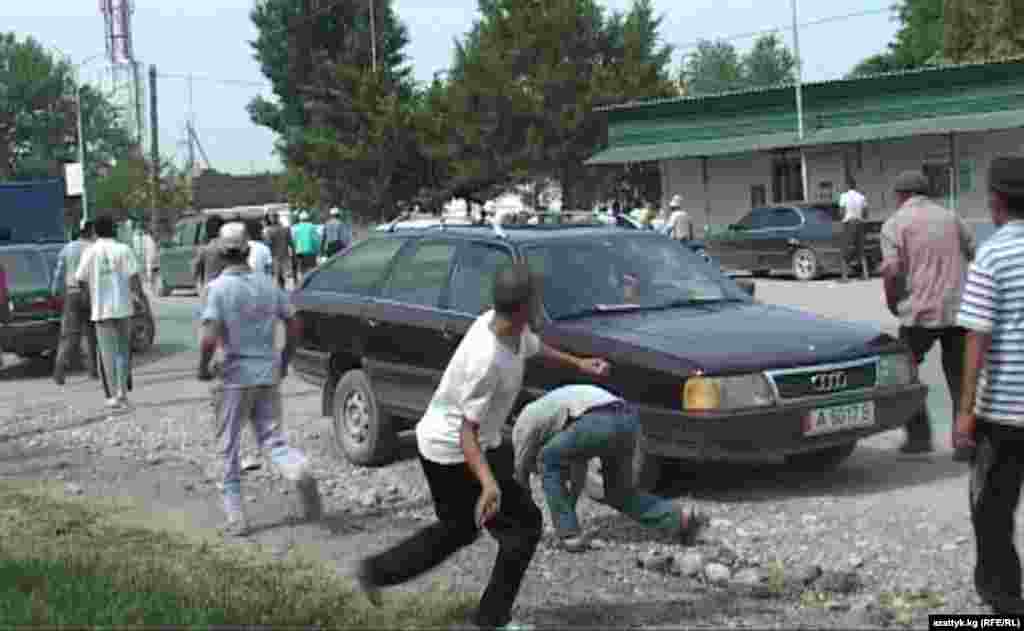 В Баткене два раза захватывали в заложники граждан РТ, требую освободить 3 граждан КР задержанных в Исфаре