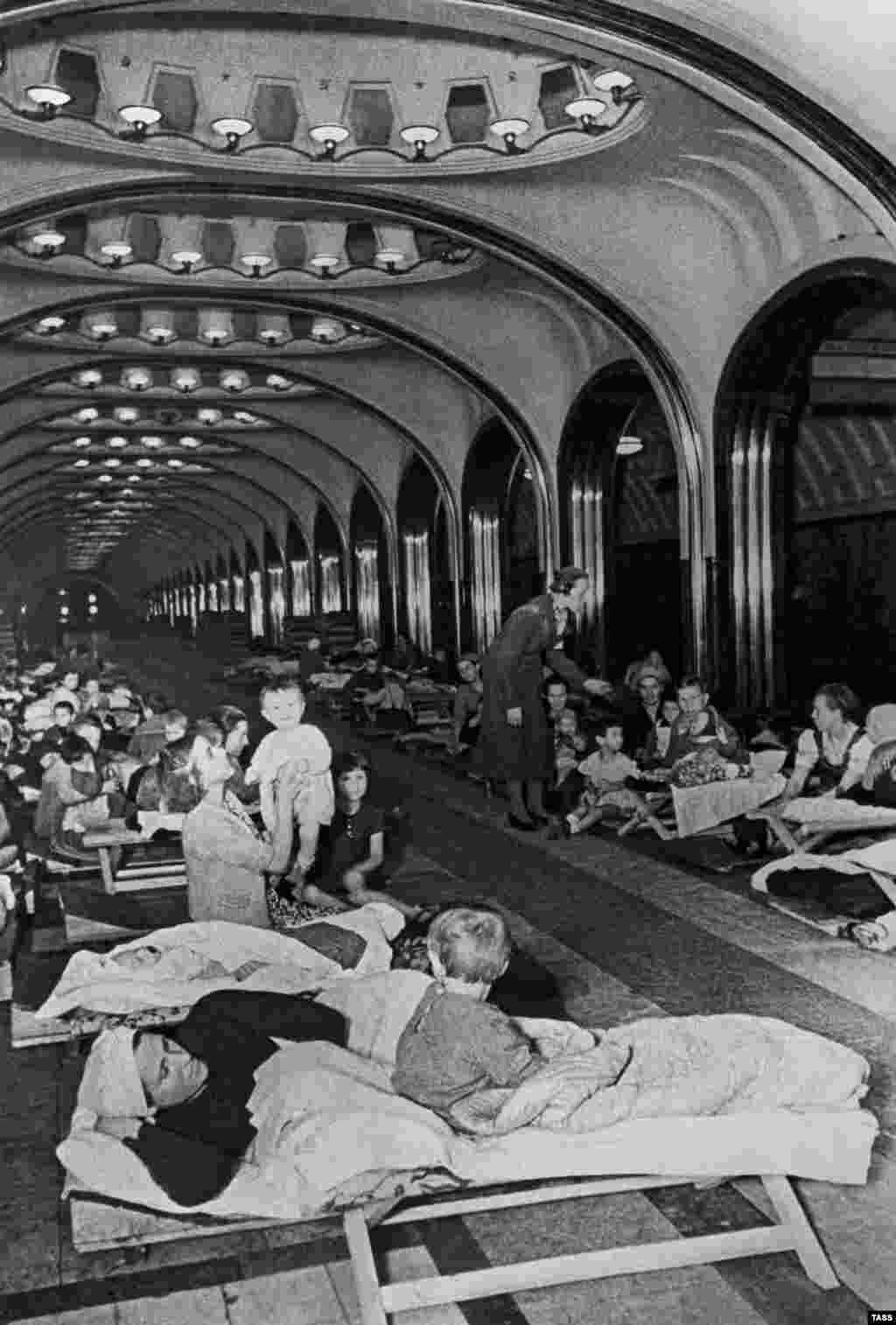 Civili adăpostindu-se de bombardamentele aeriene în stația de metrou Mayakovskaya, în timp ce naziștii se apropie de Moscova în august 1941.