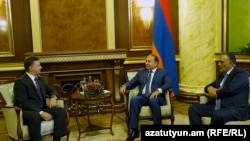 Премьер-министр Армении Овик Абрамян принимает министра транспорта и связи России Максима Соколова, 25 июня 2015 года