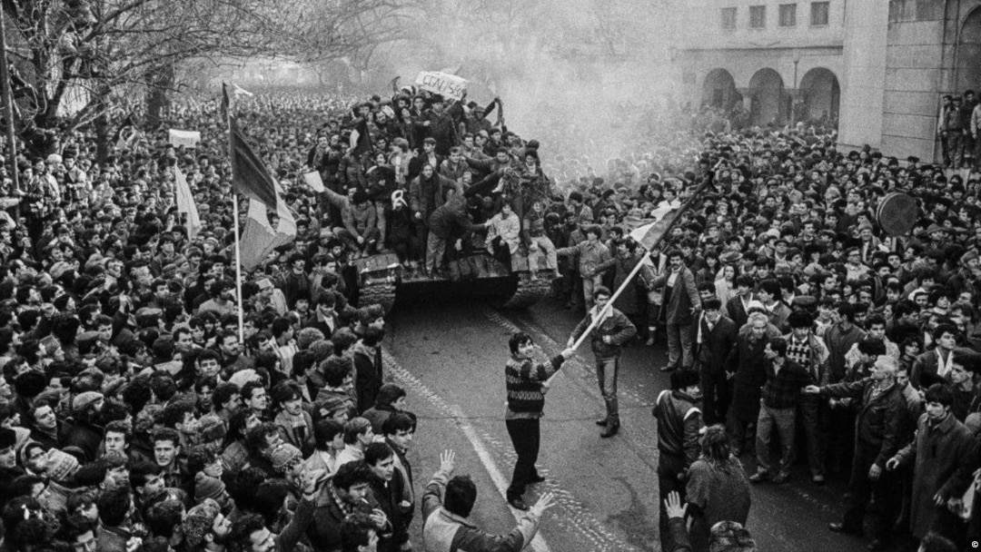 1989 a fost ultimul an de existență al mai multor regimuri comuniste. Spre deosebire de alte state de pe continent, care au avut parte de tranziții pașnice către democrație, în România au murit peste 1.000 de oameni. Imagine din 22 decembrie, București. 