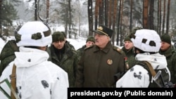 Аляксандар Лукашэнка падчас праверкі баявой гатоўнасьці Ўзброеных Сіл на 227-м агульнавайсковым палігоне. Барысаўскі раён. 13 лютага 2026 