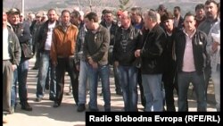 Macedonia - Protest of temporary employees in TEC Oslomej - Feb2014