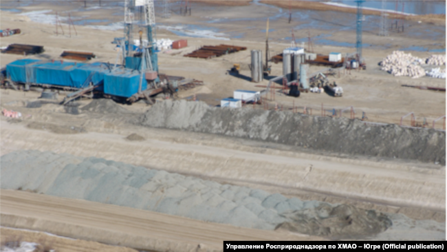 Фотография из акта рейдовой проверки Приобского месторождения. ООО "Газпромнефть-Хантос", 2010 г. Шламовый амбар