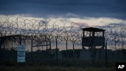 Dintre cei 780 de oameni care au fost reținuți de-a lungul timpului în Guantanamo Bay, doar 16 au fost condamnați de autoritățile americane pentru fapte penale. 