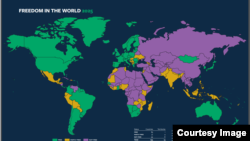 Сүрөт Freedom House уюмунун баяндамасынан алынды. Жашыл түстөгүлөр - "эркин", саргылт - "жарым-жартылай эркин", кызгылт көк - "эркин эмес" өлкөлөр.