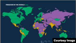 Freedom House уюмунун быйылкы баяндамасы. Жашыл түс менен "эркин", ал эми кызгылт көк менен "эркин эмес" өлкөлөр белгиленген.