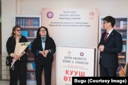"Кууш өтмөктүн" которгон Айнуру Булекбаева (солдон биринчи), "Ала Тоо" эл аралык университетинин ректору Назира Эсеналиева жана "Бугу" басма үйүнүн жетекчиси Жаныбек Абидетегин. 27-март, 2026-жыл.