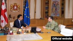 საქართველოს პრეზიდენტი მიხეილ სააკაშვილი და საქართველოს გენერალური შტაბის უფროსი გიგი კალანდაძე, 2012 წელი
