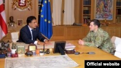 Саакашвили (слева) приказал «продолжить выполнение обязанностей начальника объединённого штаба» генералу Георгию Каландадзе, Тбилиси, 10 ноября 2012