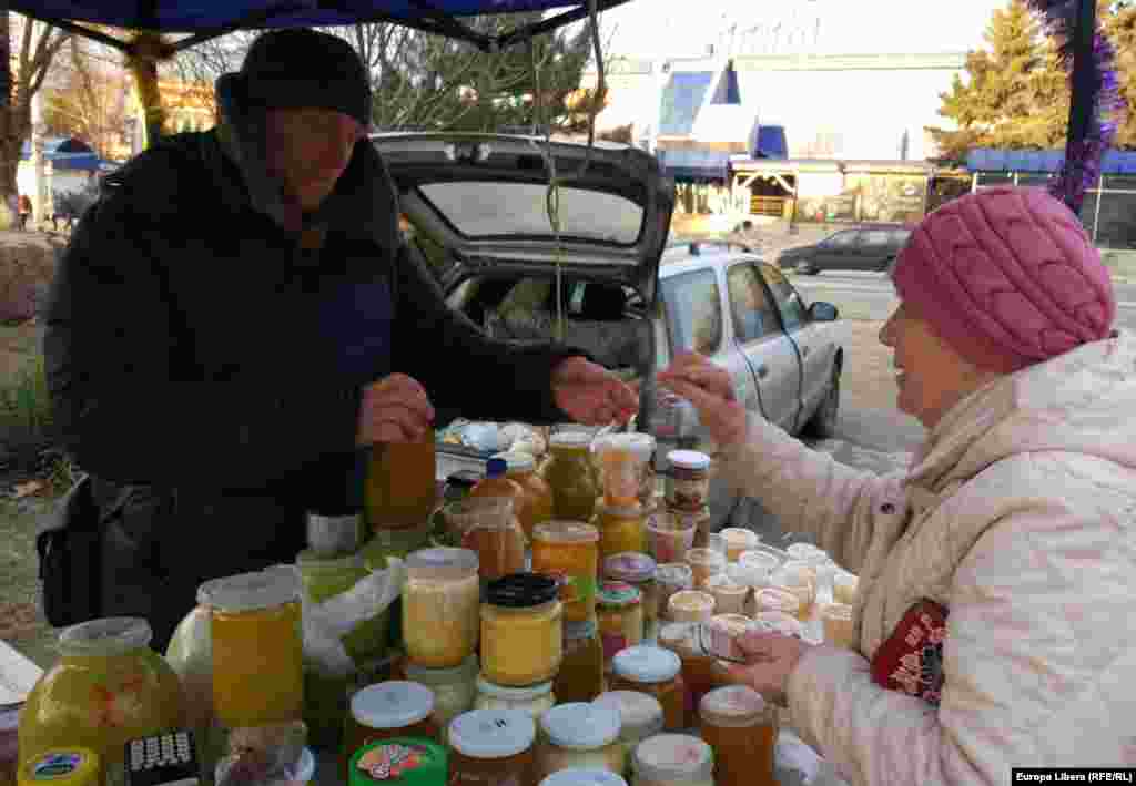 Un producător local vinde miere la Tiraspol.