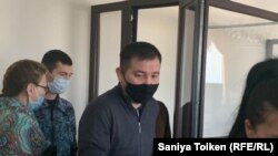 Бывший главный врач Атырауского областного перинатального центра Куаныш Нысанбаев в зале суда. 4 декабря 2020 года.
