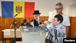 Moldova - People vote at a polling station during Moldova's parliamentary elections in Chisinau, September 28, 2025.