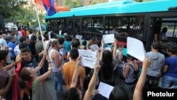 Одна из акций протеста против повышения платы за проезд в городском транспорте, Ереван, июль 2013 г.