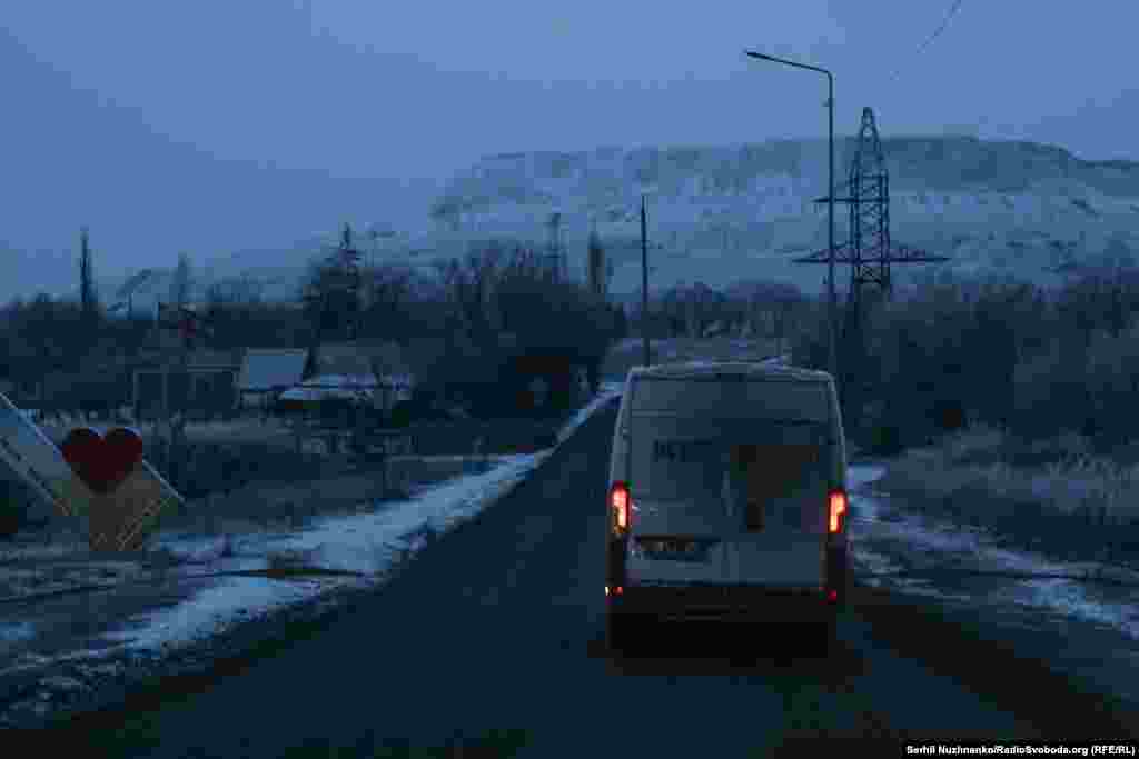 Евакуація полеглих військових «На щиті». Дорога Краматорськ-Добропілля, 6 лютого 2025 року.Зараз ця дорога знаходиться в зоні активних бойових дій