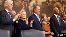 Nga e majta në të djathtë: Ish-presidenti Bill Clinton, ish-sekretarja e Shtetit, Hillary Clinton, ish-presidenti George W. Bush, ish-Zonja e Parë, Laura Bush, dhe ish-presidenti Barack Obama.