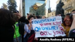 Protestçiler aýallara edilýän zuluma garşy ýöriş geçirdiler. 20-nji oktýabr, 2019 ý.
