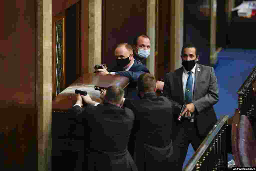 Озброєна поліція охороняє забарикадовані двері в залі Сенату