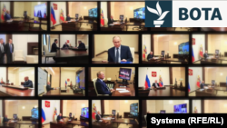 Dallime të vogla, të tilla si vendosja e dorezës së derës dhe fijet e drurit në një sirtar dokumentesh, tregojnë se Putini ka përdorur tri zyra pothuajse identike në pjesë të ndryshme të Rusisë.