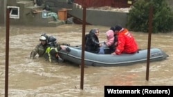 Эвакуация людей из затопленного района в городе Махачкала, 28 марта 2026 года