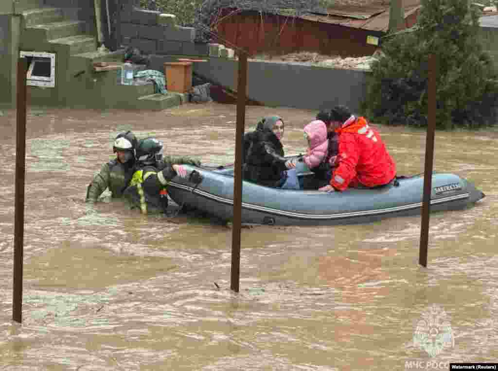 Сотрудники МЧС эвакуируют жителей из затопленного района Махачкале в Дагестане, 28 марта 2026 года. МЧС России 