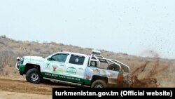 Раиси ҷумҳури Туркманистон бо писараш дар сари рули мошин 