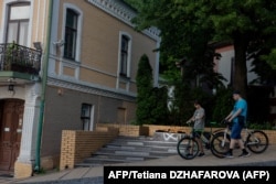Постамент, оставшийся от памятника Булгакову в Киеве, 4 июня 2026 года