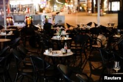 Столики в одном из ресторанов в центре Вены, оставленные посетителями после начала стрельбы