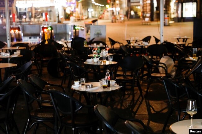 Столики в одном из ресторанов в центре Вены, оставленные посетителями после начала стрельбы