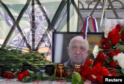 Memorial improvizat în amintirea lui Evgheni Prigojin, liderul mercenarilor Wagner, care se presupune că a murit într-un accident de avion. Moscova, Rusia, 25 august 2023