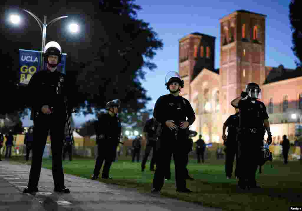 Intervenția poliției la UCLA a fost cerută de conducerea prestigioasei universități californiene, care a spus că dreptul la protest este &bdquo;sacrosant&rdquo;, dar situația din campus a devenit &bdquo;inacceptabilă&rdquo; și provoacă teamă mai ales în rândul studenților evrei.&nbsp;