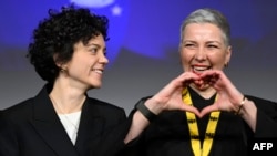 Марыя Калесьнікава і яе сястра Тацяна Хоміч падчас цырымоніі. 14 сакавіка 2026 году.