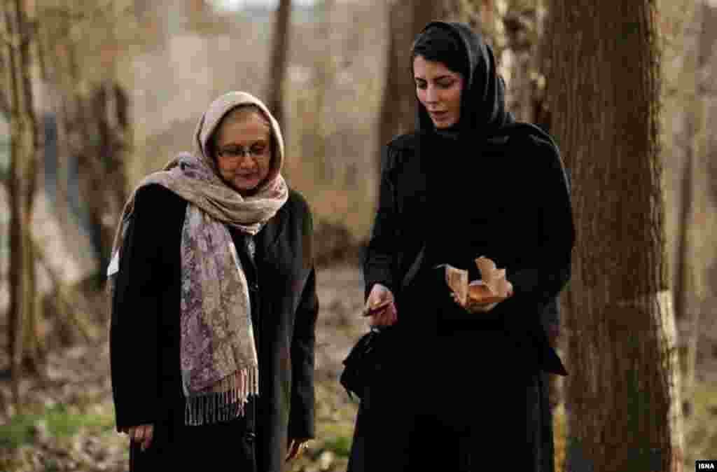 بازگشت خوشکام؛ زری خوشکام،&zwnj; همسر مرحوم علی حاتمی و از بازیگران قدیمی سینمای ایران که از اوایل دهه پنجاه بازیگری در سینما را کنار گذاشت،&nbsp;امسال در جشنواره فجر حضور دارد. او در فیلم &laquo;در دنیای تو ساعت چند است&raquo; در کنار دخترش لیلا حاتمی و دامادش علی مصفا نقش آفرینی کرده است.