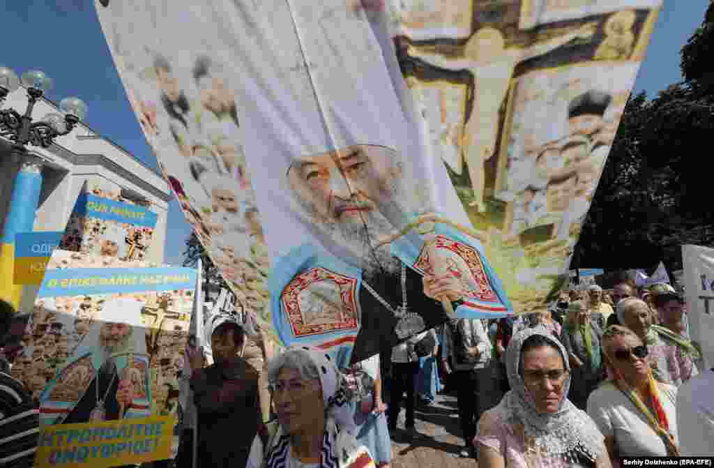 Believers from the Ukrainian Orthodox Church attend a public prayer meeting in front of the Ukrainian parliament where Ecumenical Patriarch Bartholomew I of Constantinople met with lawmakers in Kyiv.