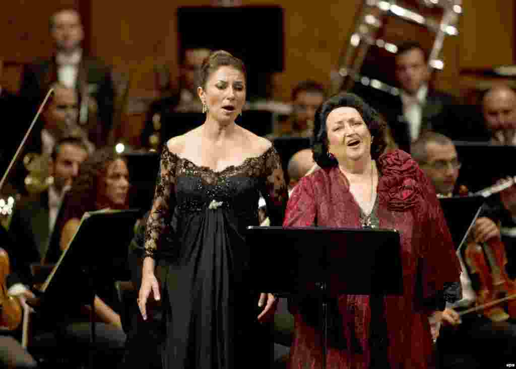 Montserrat Caballe (djathtas) dhe vajza e saj Montserrat Marti, gjat&euml; nj&euml; performance n&euml; sken&euml; me rastin e p&euml;rvjetorit t&euml; 120 t&euml; hapjes s&euml; Teatrit &quot;Campoamor&quot; n&euml; Oviedo, Spanj&euml;, m&euml; 23 shtator 2012.