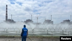 În imagine, inspector al Agenției Atomice Internaționale într-o vizită la centrala nucleară de la Zaporojie, aflată sub controlul forțelor rusești.