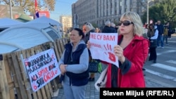 Građani su svakodnevno okupljeni u znak podrške kod šatora u kome Dijana Hrka štrajkuje glađu, 14. novembar 2025. 