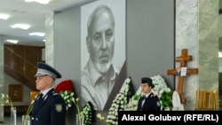 Portretul lui Gheorghe Urschi, în holul Palatului Național „Nicolae Sulac”, în ziua în care zeci de persoane au venit să-și ia rămas-bun de la „regele umorului”