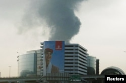 Fum la Aeroportul Internațional Dubai, după ce o dronă de atac a lovit un rezervor de combustibil. 16 martie 2026.