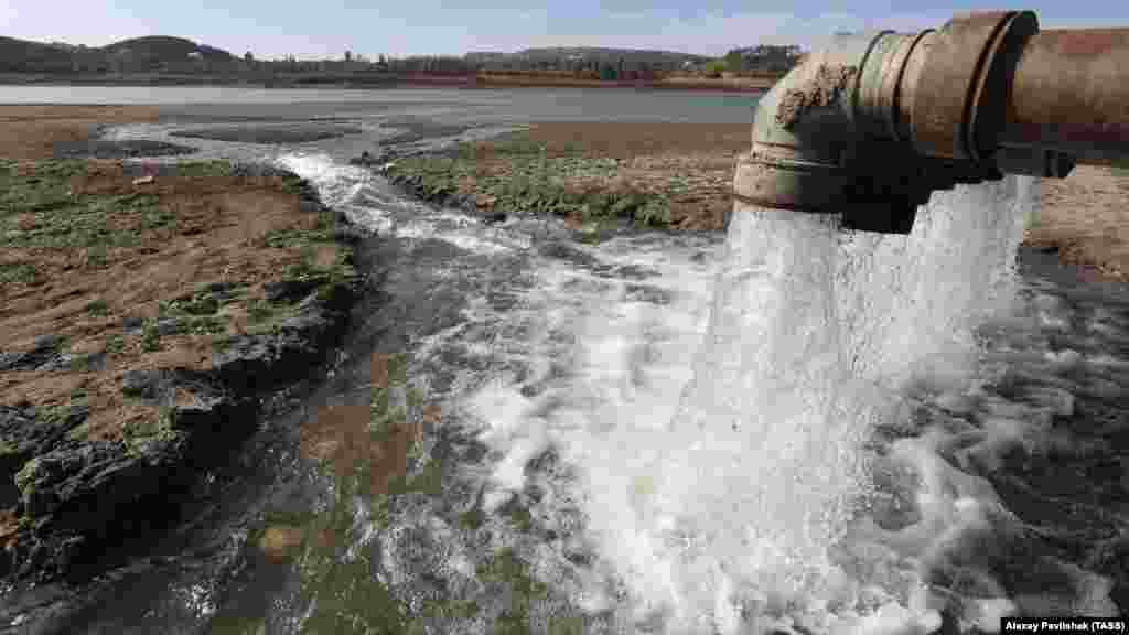 Water from the Taigan Reservoir flows from pipes into the Simferopol Reservoir on October 17.