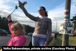 Вольга Бабаеўская з дачкой на пратэстах у 2020 годзе
